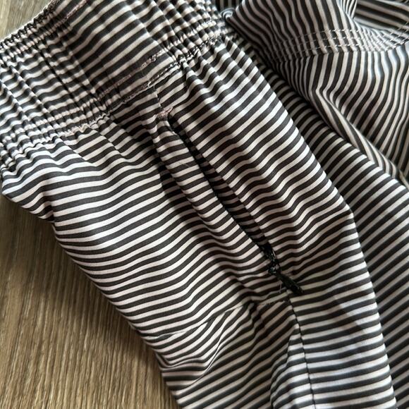 Lululemon Go The Distance 4" Short Reversible Size 6 - Picture 7 of 8